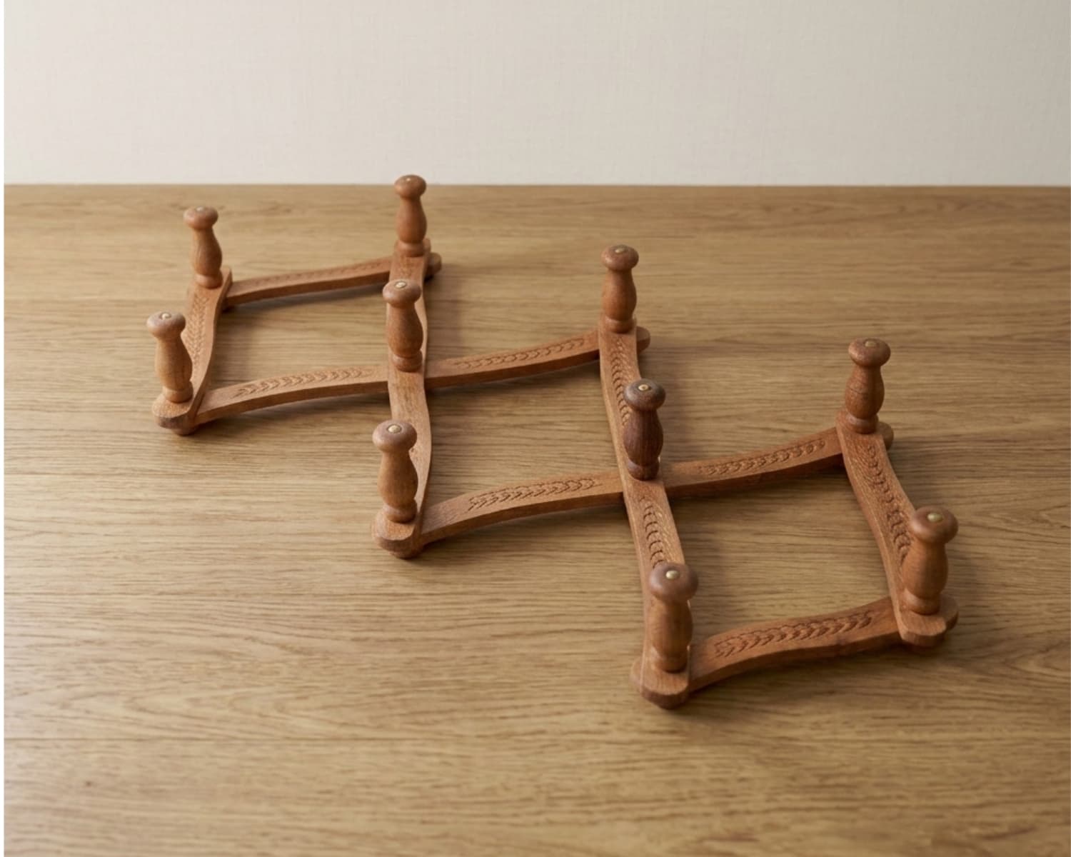 Wooden Stretchable Hanger - Adjustable Accordion Wall Hanger for Home Organization